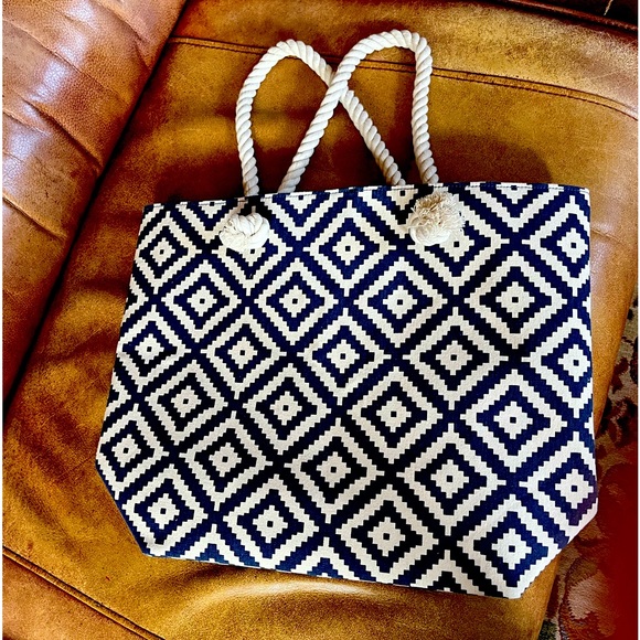 Blue and white nautical tote. Knotted straps. New never used. Summer & Rose.NWOT - Picture 2 of 5